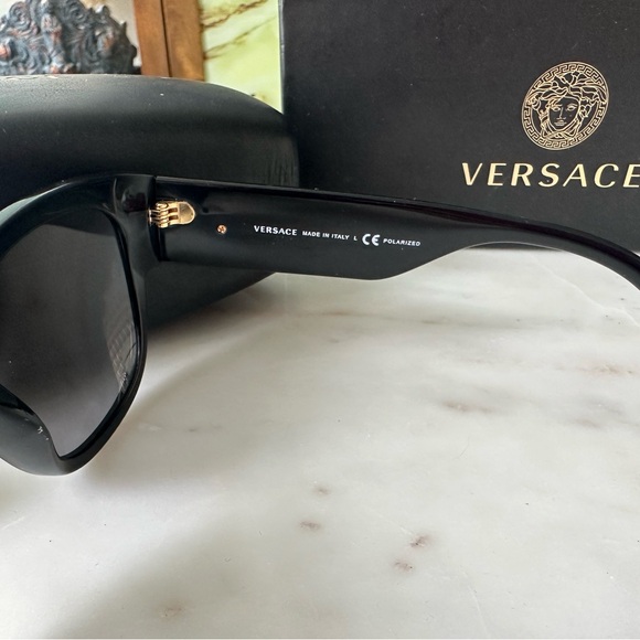 Versace Medusa Black/Gold polarized sunglasses - Picture 4 of 4